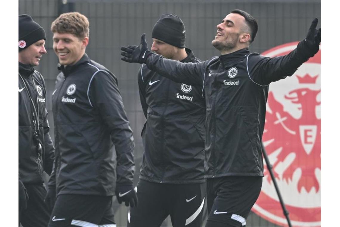 Eintracht Frankfurt hofft auf nächste Europa-Party Frankfurts Cheftrainer Oliver Glasner (l) zeigt sich beim Abschlusstraining von Eintracht Frankfurt gut gelaunt. Foto: Arne Dedert/dpa