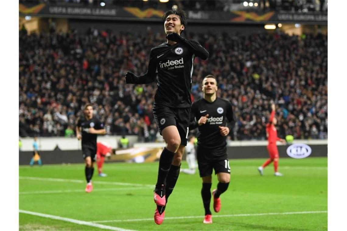 Das bringt die Fußball-Woche: Königsklasse und Keller-Duell Frankfurts Daichi Kamada (M) traf im Hinspiel des Europa-League-Duells gegen Red Bull Salzburg dreifach. Foto: Arne Dedert/dpa
