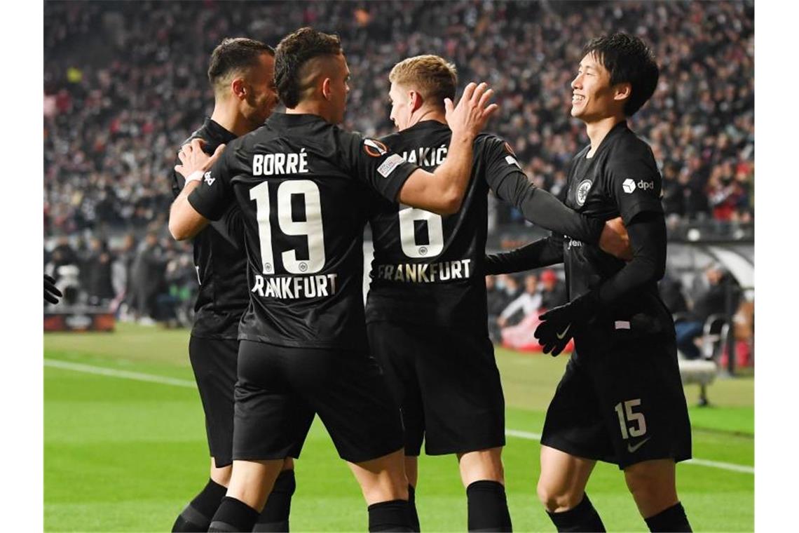 Eintracht in der Warteschleife - Krösche: „Ist ärgerlich“ Frankfurts Daichi Kamada (r) jubelt nach seinem Tor zum 1:0 gegen Antwerpen mit Lucas Silva Melo (l-r), Filip Kostic, Rafael Santos Borré und Kristijan Jakic. Foto: Arne Dedert/dpa