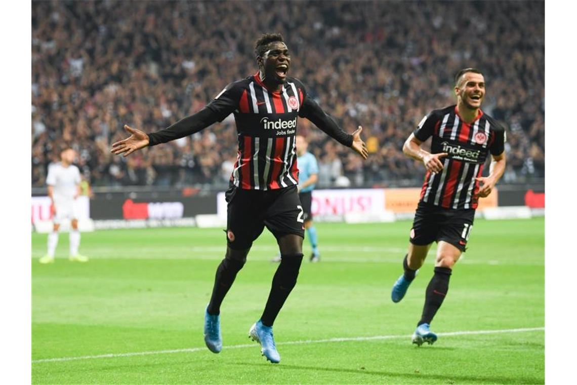 „Fantastische Nacht“: Eintracht in der Gruppenphase Frankfurts Danny da Costa (l) und Filip Kostic jubeln nach dem Tor zum 3:0. Foto: Arne Dedert