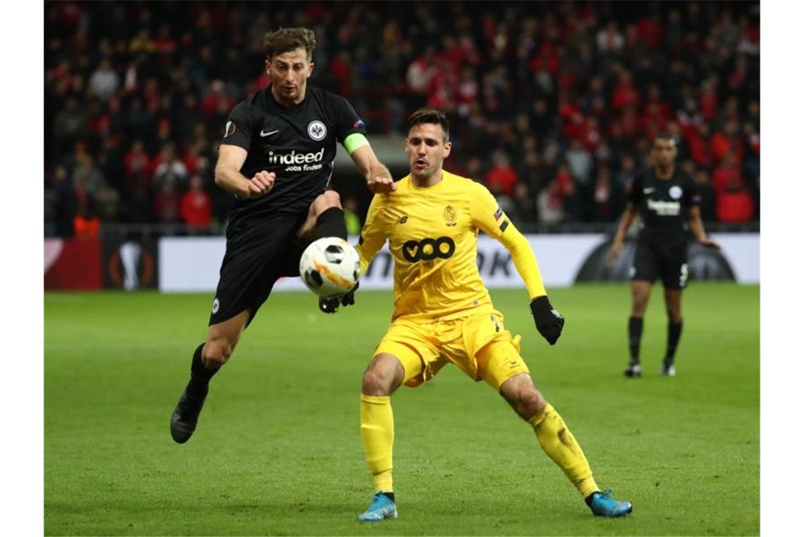 Europa League: Frankfurt bangt ums Weiterkommen Frankfurts David Abraham (l) und Lüttichs Duje Cop kämpfen um den Ball. Foto: Virginie Lefour/BELGA/dpa