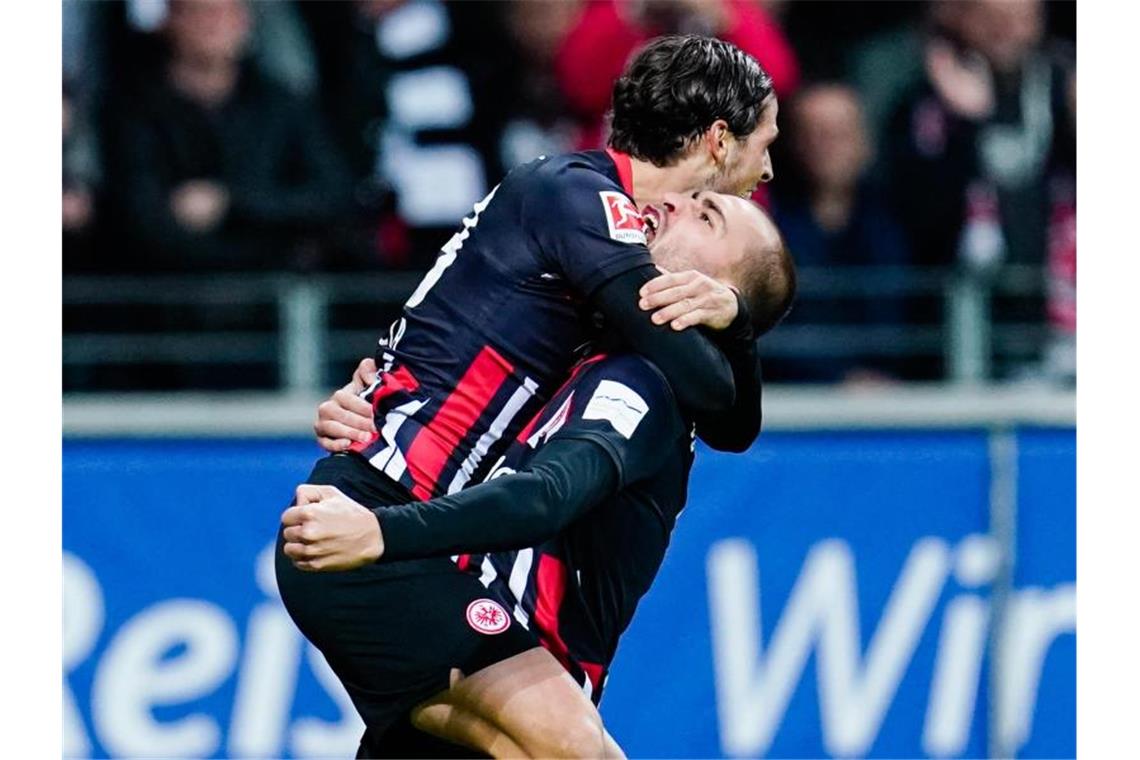 Frankfurts Doppel-Torschütze Goncalo Paciencia (l) jubelt mit Teamkollege Bas Dost. Foto: Uwe Anspach/dpa