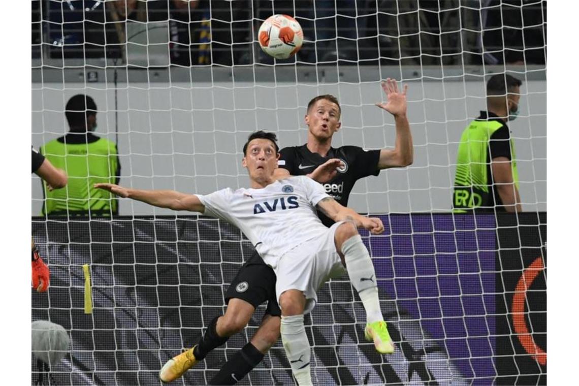 Özil nach emotionaler Rückkehr: „War mehr möglich“ Frankfurts Erik Durm (r) und Istanbuls Mesut Özil kämpfen um den Ball. Foto: Arne Dedert/dpa