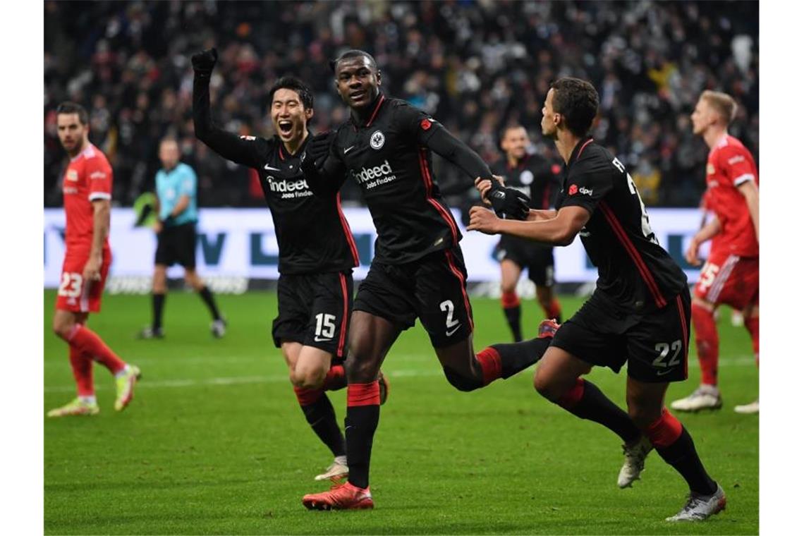 Mit Willen und Moral: Eintracht kommt immer besser in Fahrt Frankfurts Evan Ndicka (M) bejubelt sein Tor zum 2:1 mit Daichi Kamada (l) und Timothy Chandler. Foto: Arne Dedert/dpa