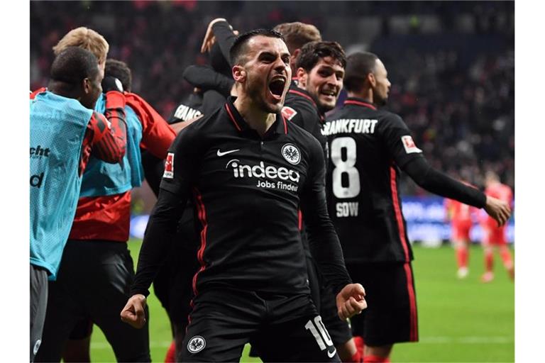 Frankfurts Filip Kostic jubelt nach dem Tor zum 2:1. . Foto: Arne Dedert/dpa