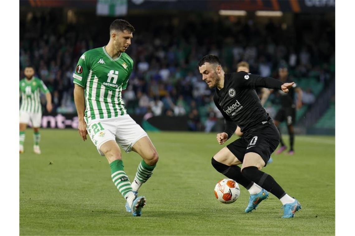 Sieg in Sevilla - Frankfurt auf Viertelfinalkurs in Europa Frankfurts Filip Kostic (r) im Zweikampf gegen Sevillas Guido Rodriguez. Foto: Daniel Gonzalez Acuna/dpa