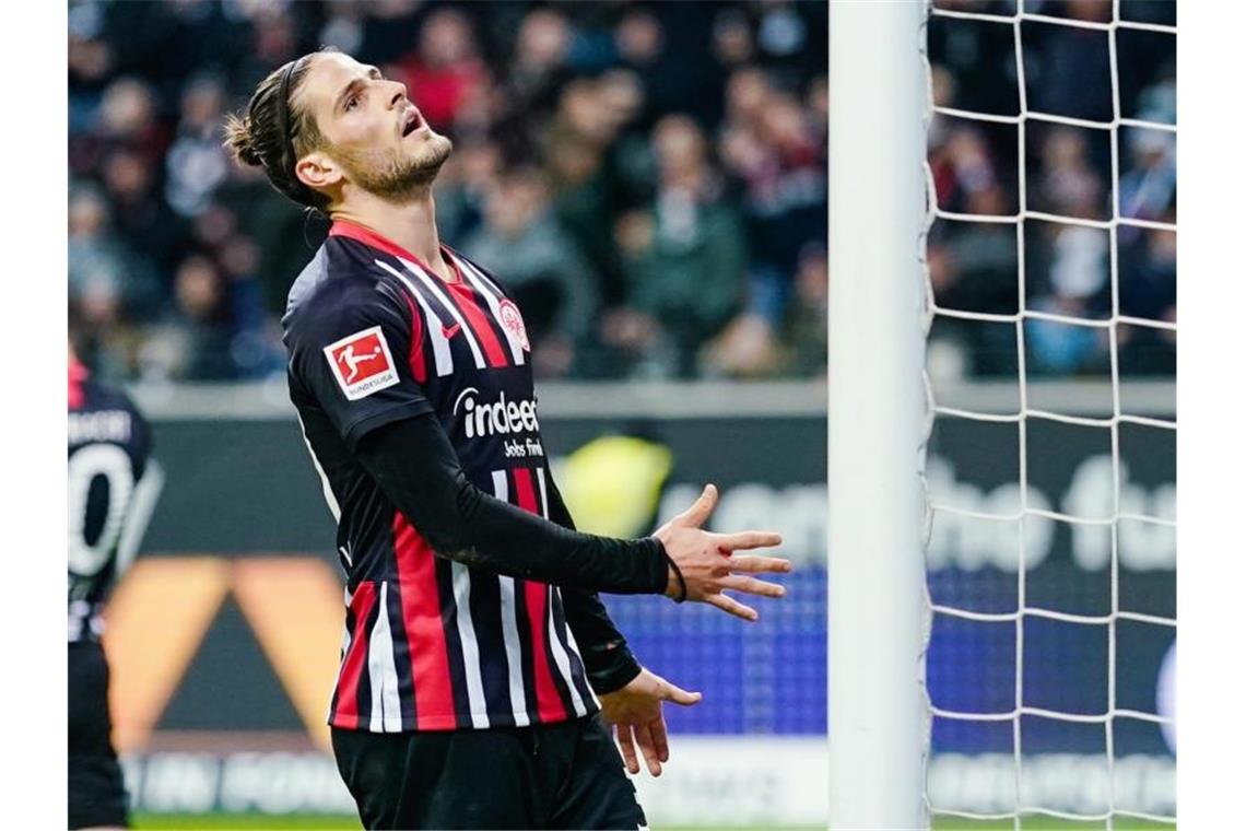 Frankfurts Goncalo Paciencia ärgert sich nach einer vergebenen Torchance. Foto: Uwe Anspach/dpa