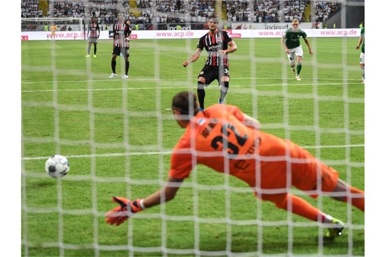 Frankfurts Goncalo Paciencia lässt Tallinn-Keeper Matvei Igonen keine Chance. Foto: Arne Dedert