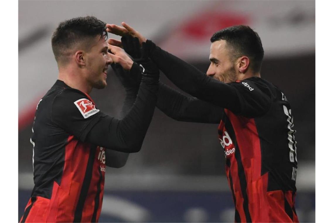 Eintrachts Jovic in Hoffenheim erneut auf der Bank Frankfurts Luka Jovic (l) und Filip Kostic jubeln. Foto: Arne Dedert/dpa/Archivbild