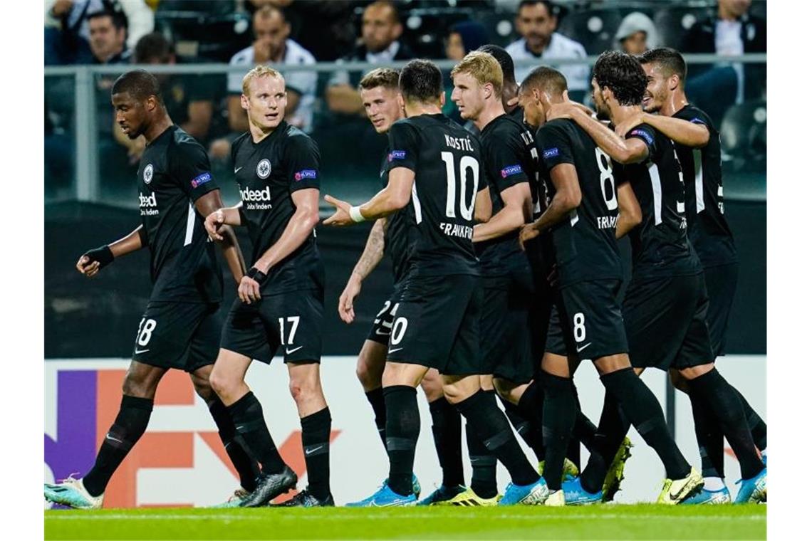 Frankfurts Mannschaft jubelt über das Tor zum 1:0 gegen Vitoria Guimarães. Foto: Uwe Anspach/dpa