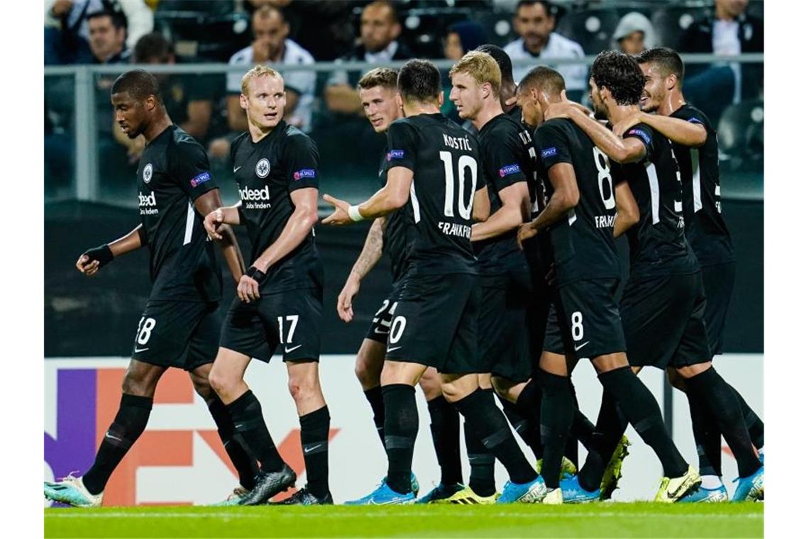 Deutscher Europa-Abend mit Begleitgeräuschen Frankfurts Mannschaft jubelt über das Tor zum 1:0 gegen Vitoria Guimarães. Foto: Uwe Anspach/dpa