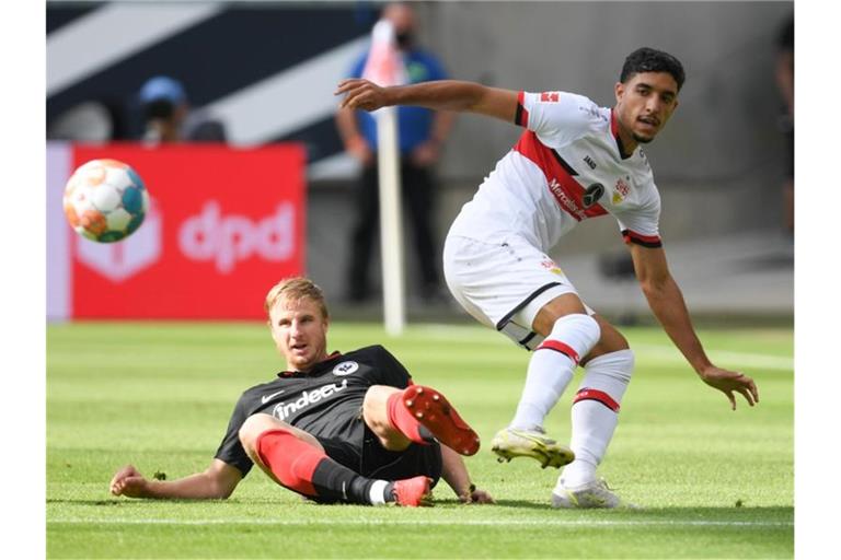 Frankfurts Martin Hinteregger (l) und Stuttgarts Omar Marmoush kämpfen um den Ball. Foto: Arne Dedert/dpa