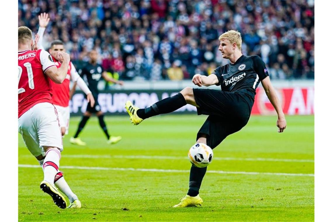 Dämpfer gegen Arsenal: Eintracht verliert zum Europa-Auftakt Frankfurts Martin Hinteregger (r) verfehlt bei einem Torschuss den Ball. Foto: Uwe Anspach