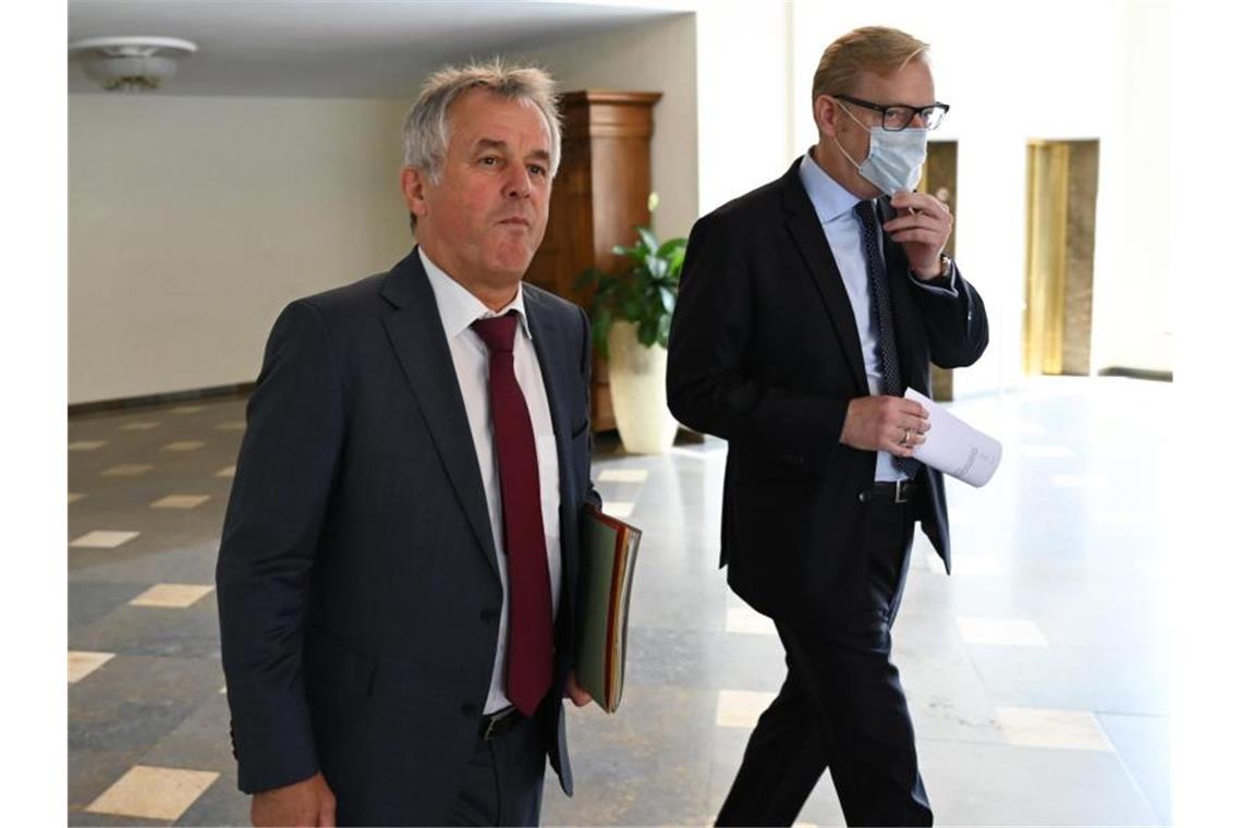 Frankfurts Polizeipräsident Gerhard Bereswill (l) und Sicherheitsdezernent Markus Frank haben für das Wochenende eine Sperrstunde für den Opernplatz verhängt. Foto: Arne Dedert/dpa