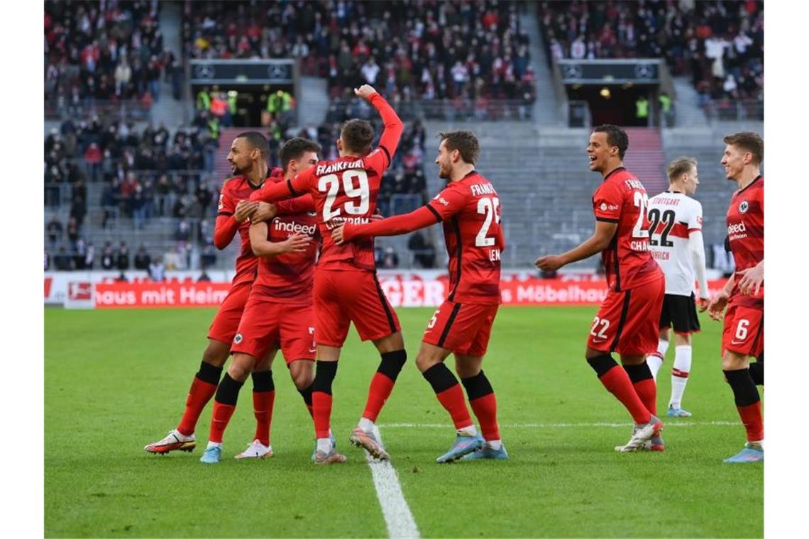 Stuttgart setzt Talfahrt fort: Eintracht holt ersten Sieg Frankfurts Spieler bejubeln den Treffer von Ajdin Hrustic (2.v.l.) zum 1:2. Foto: Silas Stein/dpa