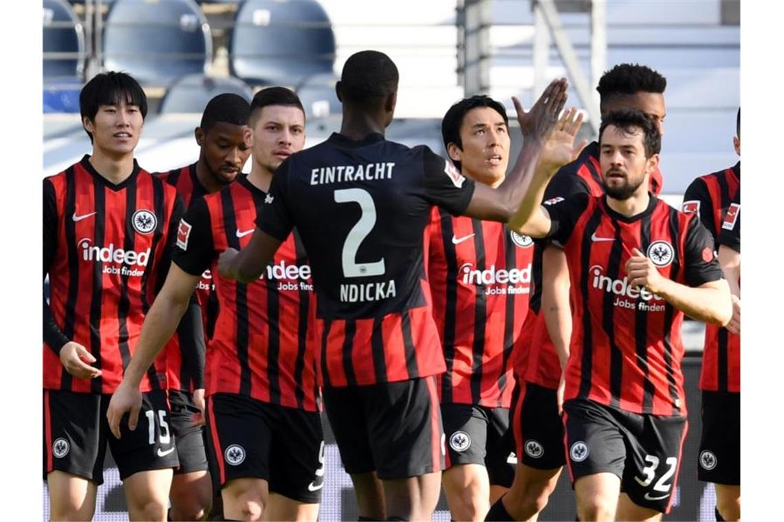 Frankfurt schockt den FC Bayern - BVB gewinnt Revier-Derby Frankfurts Spieler feiern gemeinsam das Führungstor gegen den FC Bayern München. Foto: Arne Dedert/dpa