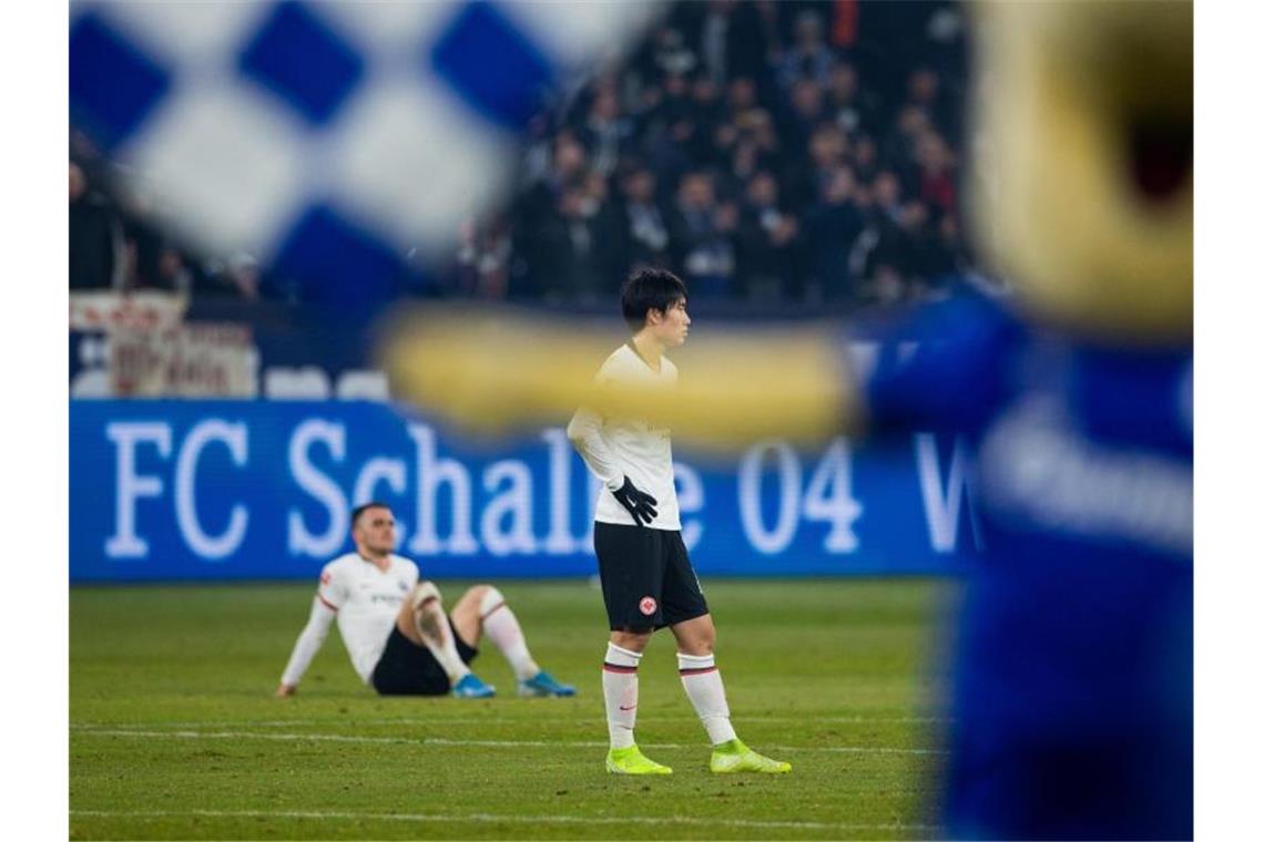 Frankfurts Spieler machen nach der Niederlage auf Schalke einen erschöpften Eindruck. Foto: Rolf Vennenbernd/dpa