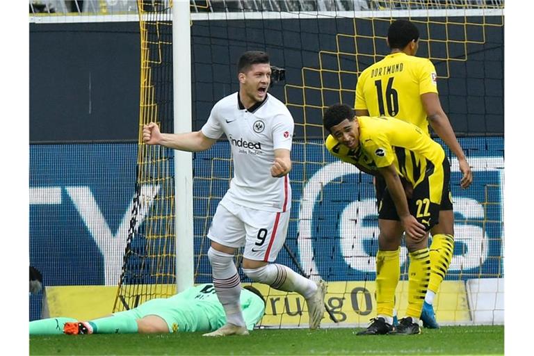 Frankfurts Stürmer Luka Jovic jubelt nach dem Tor zur 1:0-Führung - Dortmunds Mittelfeldspieler Jude Bellingham (r) steht geschlagen daneben. Foto: Martin Meissner/Pool AP/dpa