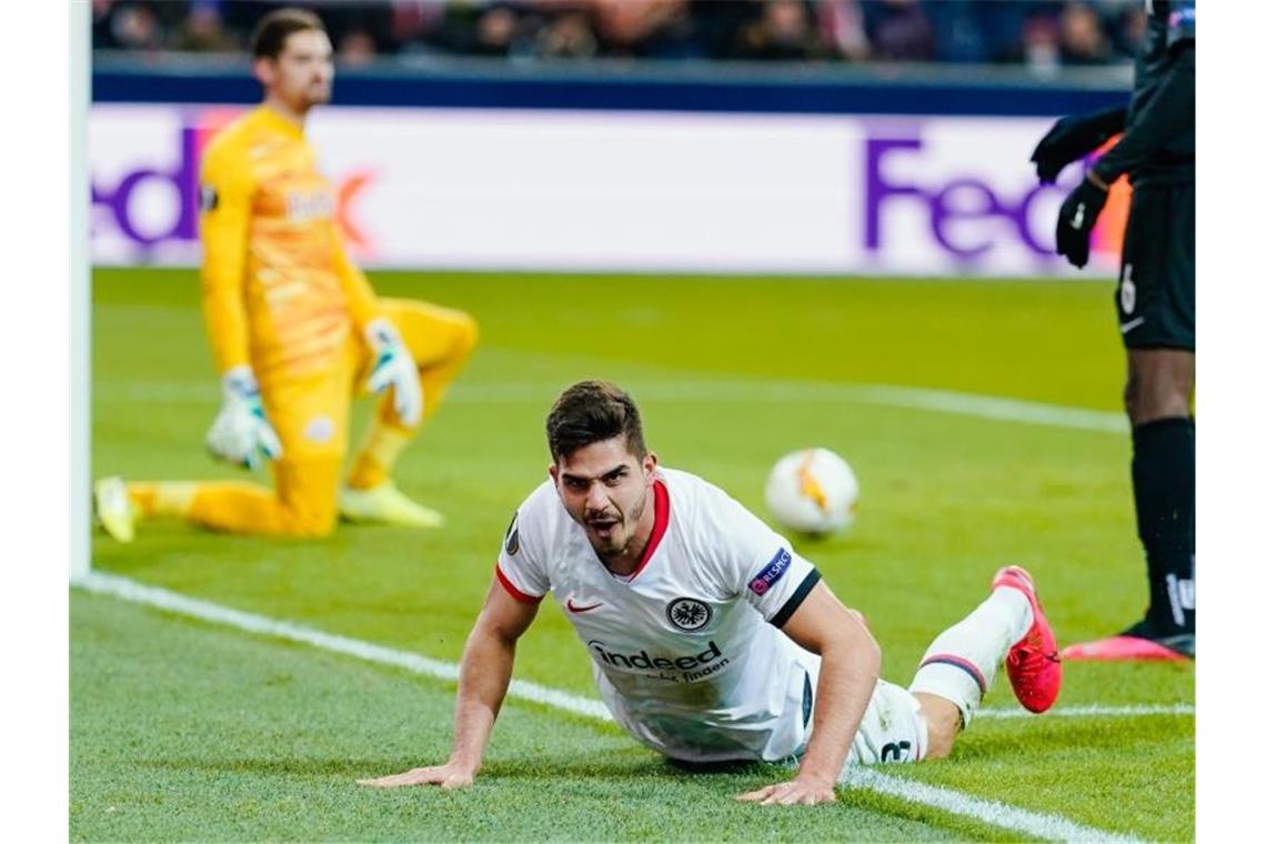 Frankfurts Torschütze Andre Silva jubelt über das Tor zum 1:1. Foto: Uwe Anspach/dpa