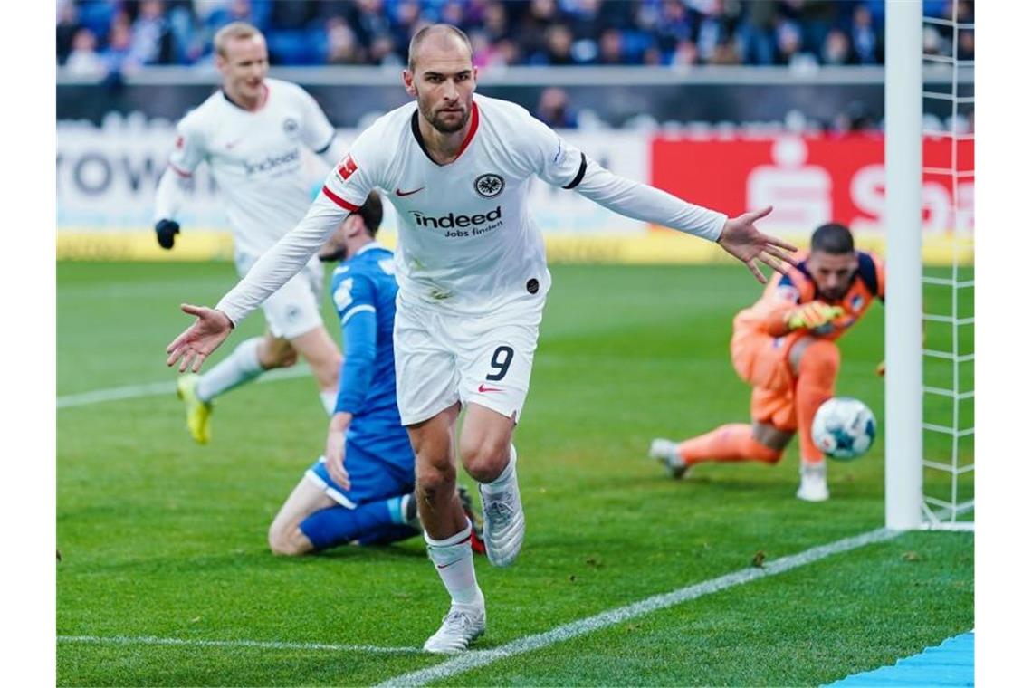 Frankfurts Torschütze Bas Dost jubelt über das Tor zum 1:0. Foto: Uwe Anspach/dpa