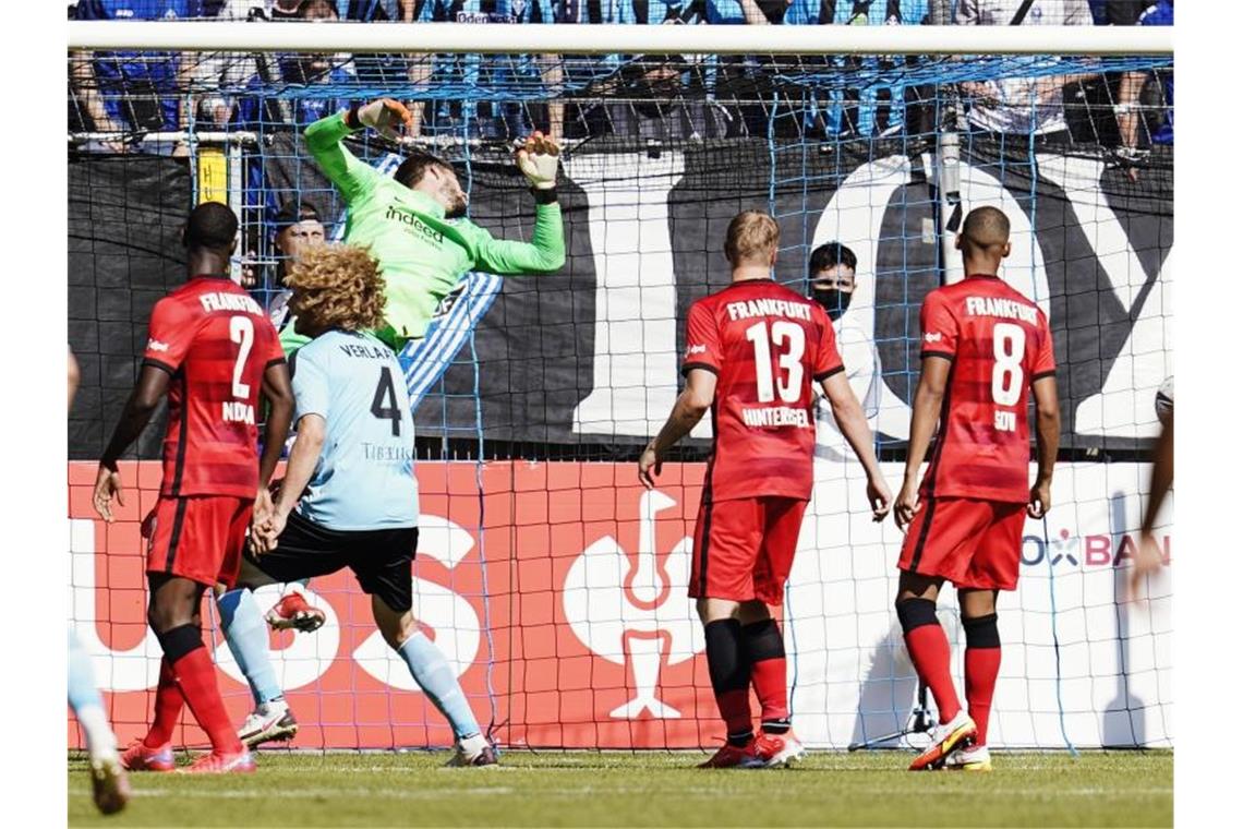 Frankfurts Torwart Kevin Trapp (3.v.l.) kann den Torschuss zum 1:0 nicht halten. Foto: Uwe Anspach/dpa