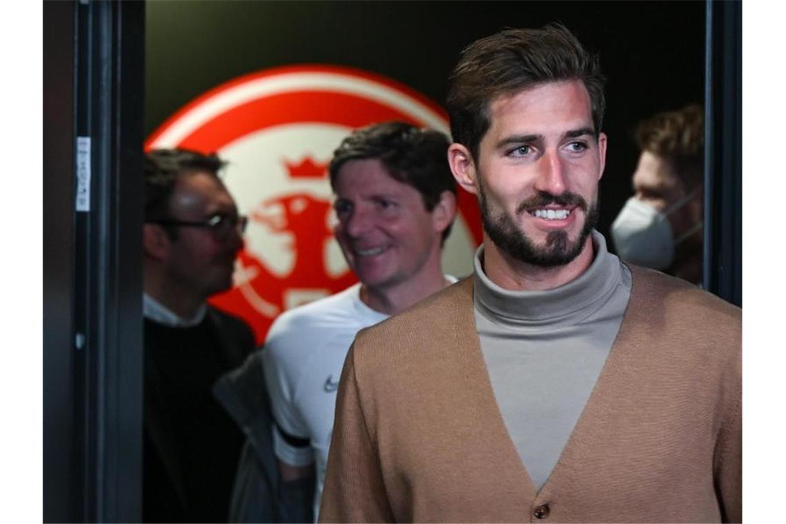 Frankfurt und Leverkusen wollen Europa-Reise fortsetzen Frankfurts Torwart Kevin Trapp (r) und Trainer Oliver Glasner (M) bei der Pressekonferenz vor dem Spiel gegen Betis Sevilla. Foto: Arne Dedert/dpa