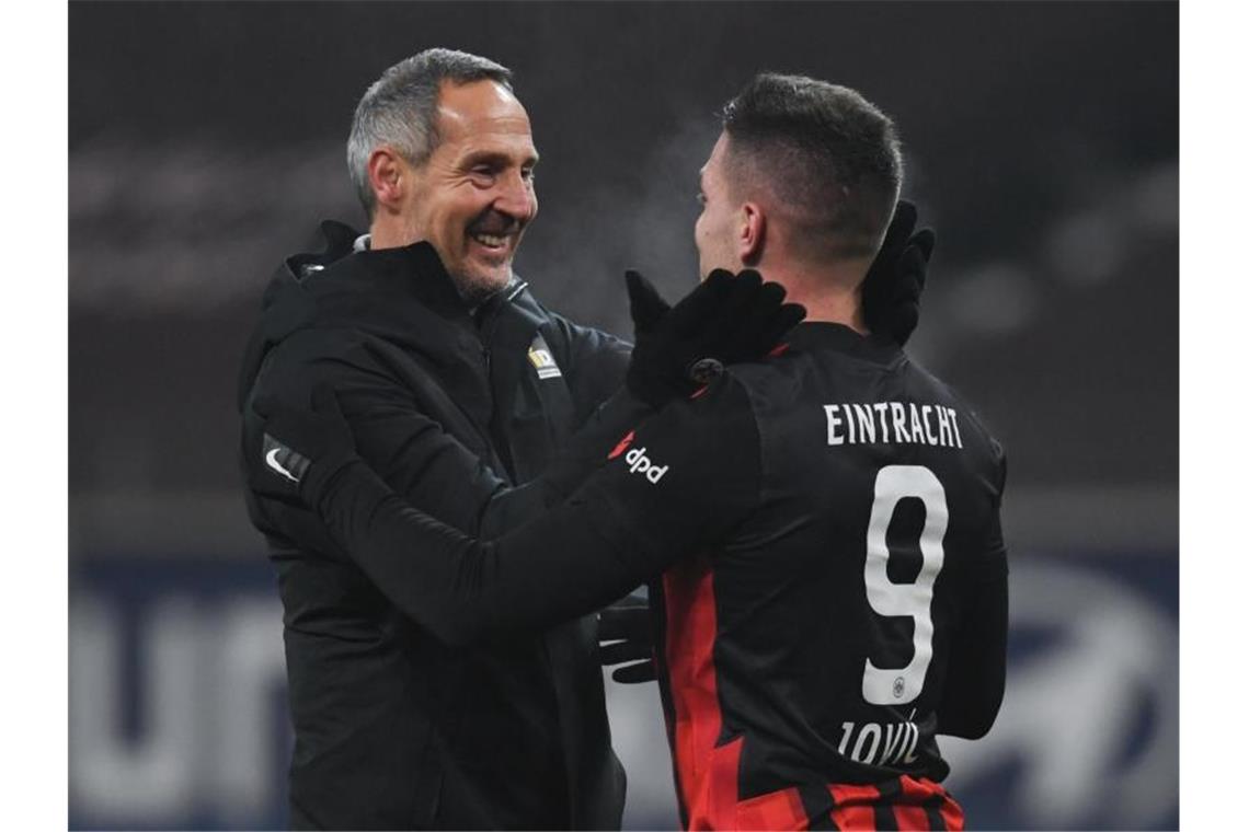 Frankfurts Trainer Adi Hütter (l) bedankte sich beim zweifachen Torschützen Luka Jovic. Foto: Arne Dedert/dpa