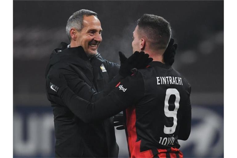 Frankfurts Trainer Adi Hütter (l) bedankte sich beim zweifachen Torschützen Luka Jovic. Foto: Arne Dedert/dpa