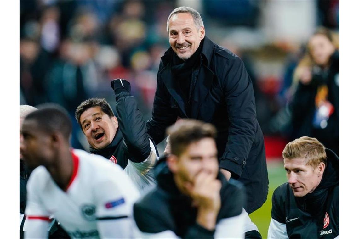 Frankfurts Trainer Adi Hütter (M) trifft mit seinem Team im Achtelfinale der Europa League auf den FC Basel. Foto: Uwe Anspach/dpa