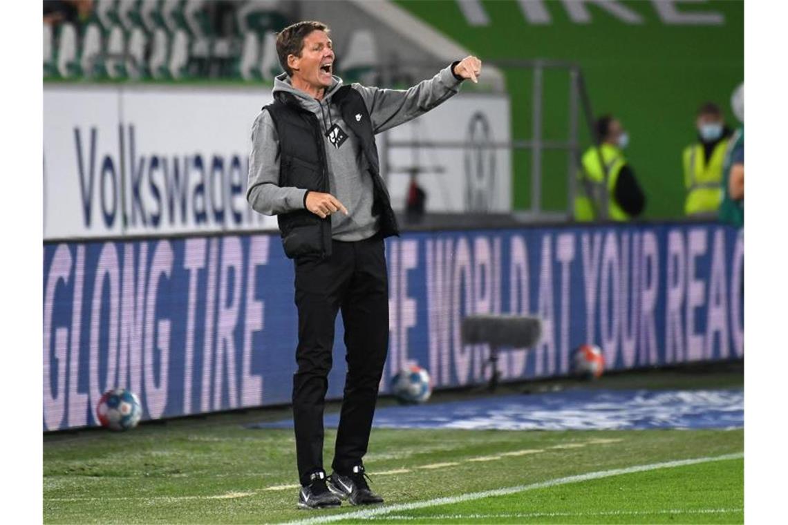 Frankfurts Trainer Oliver Glasner gestikuliert am Spielfeldrand. Foto: Swen Pförtner/dpa