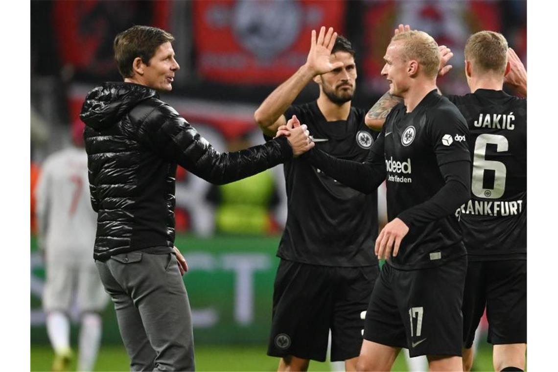 Eintracht-Coach Glasner: „Schwung mitnehmen“ Frankfurts Trainer Oliver Glasner (l) freut sich mit Sebastian Rode nach dem Spiel. Foto: Arne Dedert/dpa