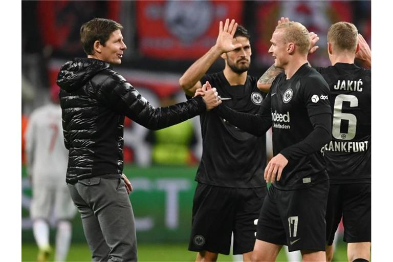 Frankfurts Trainer Oliver Glasner (l) freut sich mit Sebastian Rode nach dem Spiel. Foto: Arne Dedert/dpa