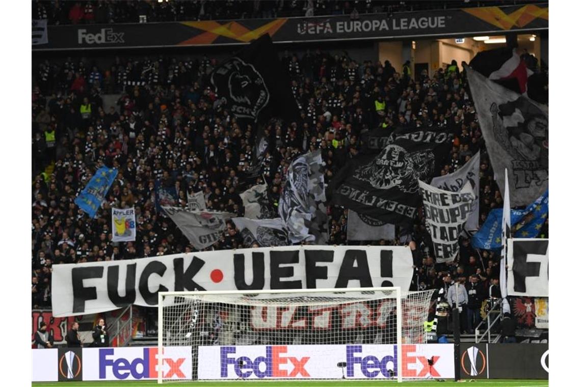 Frankfurts Ultras reagieren auf das UEFA-Verbot für Wunderkerzen mit Bannern. Foto: Arne Dedert/dpa
