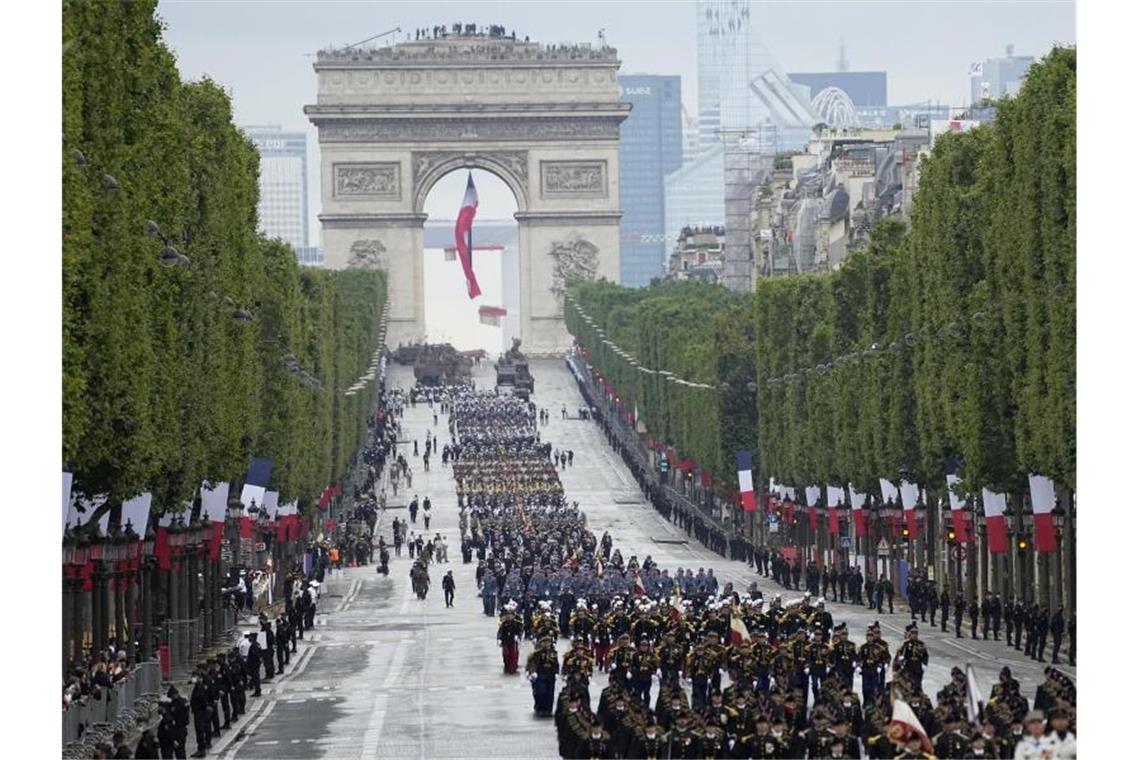 Frankreich begeht Nationalfeiertag mit großer Militärparade Frankreich begeht seinen Nationalfeiertag mit einer große Militärparade. Foto: Michel Euler/Pool AP/dpa