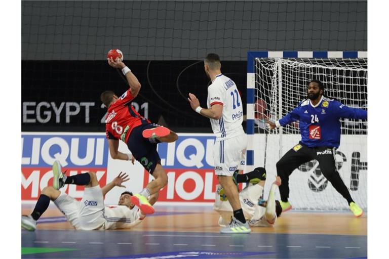 Frankreich setzte sich bei der Handball-WM gegen Norwegen durch. Foto: -/Egypt 2021 Men's Handball World Championship/dpa