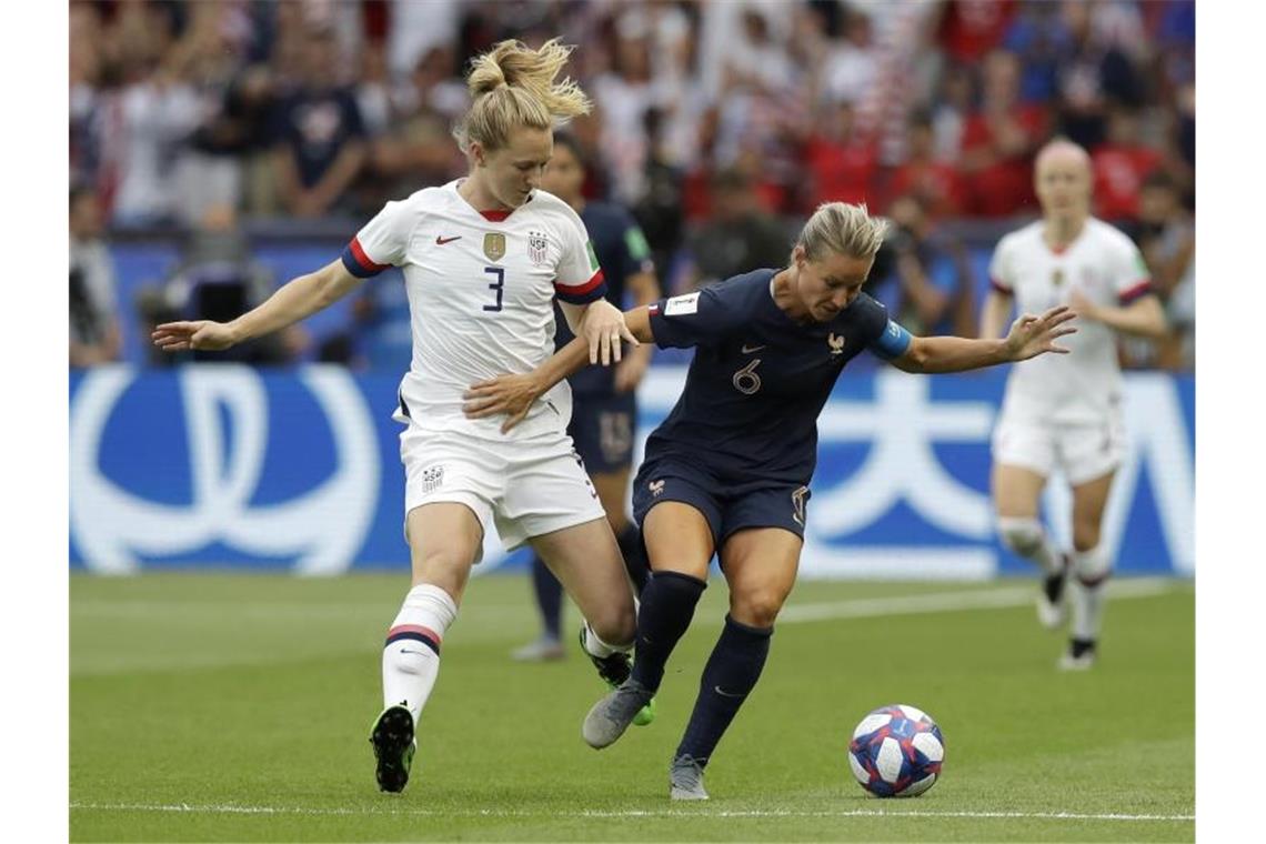 US-Titelverteidigerinnen besiegen Frankreich im Halbfinale Frankreichs Amandine Henry (r) und Samantha Mewis aus den USA kämpfen um den Ball. Foto: Alessandra Tarantino/AP