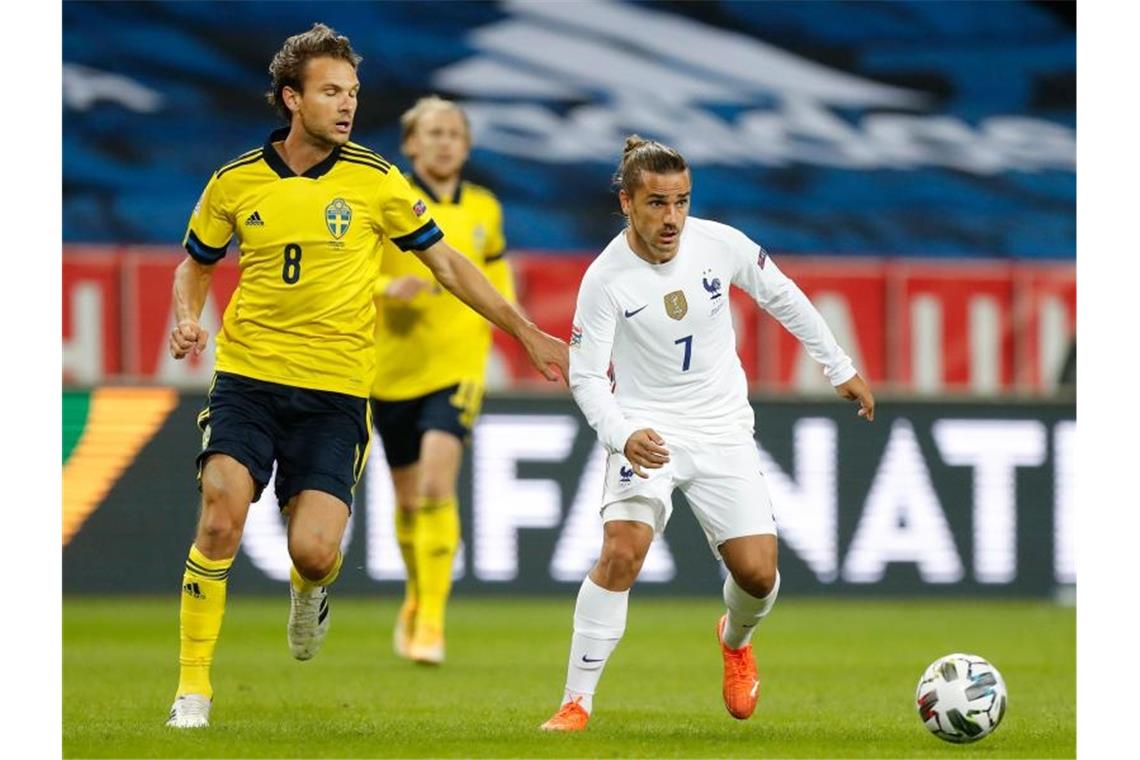 Frankreichs Antoine Griezmann schirmt den Ball vor Schwedens Albin Ekdal ab. Foto: Christine Olsson/TT NEWS AGENCY/AP/dpa