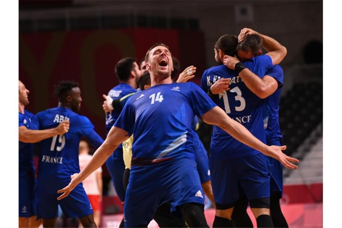 Frankreichs Handballer zum dritten Mal Olympiasieger Frankreichs Handballer sicherten sich gegen Dänemark die Goldmedaille. Foto: Marijan Murat/dpa