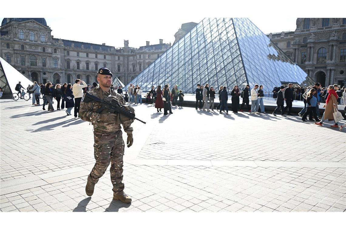 Neue Sicherheitsvorkehrungen für Louvre noch in diesem Jahr Frankreichs Kulturministerin sagt noch in diesem Jahr neue Sicherheitsmaßnahmen für das Louvre-Museum zu. (Archivbild)