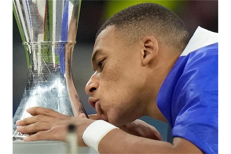 Frankreichs Kylian Mbappé küsst den Pokal. Foto: Luca Bruno/AP/dpa