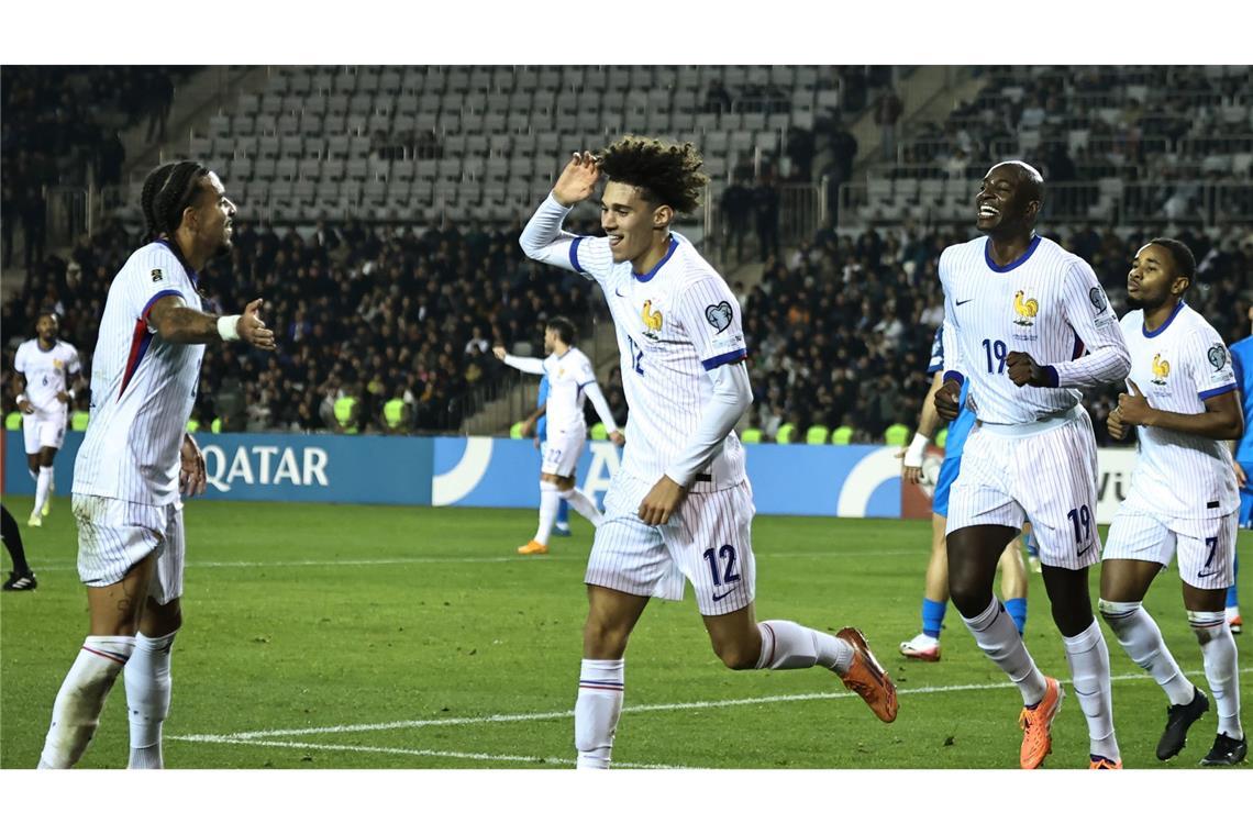 Frankreichs Maghnes Akliouche (M) traf beim französischen Sieg in Aserbaidschan.