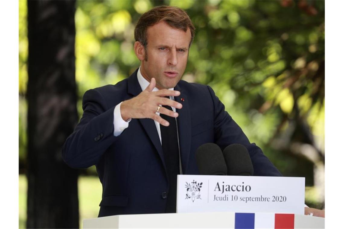 Frankreichs Präsident Emmanuel Macron äußert sich bei einer Pressekonferenz in Ajaccio auf Korsika. Foto: Ludovic Marin/POOL AFP/AP/dpa
