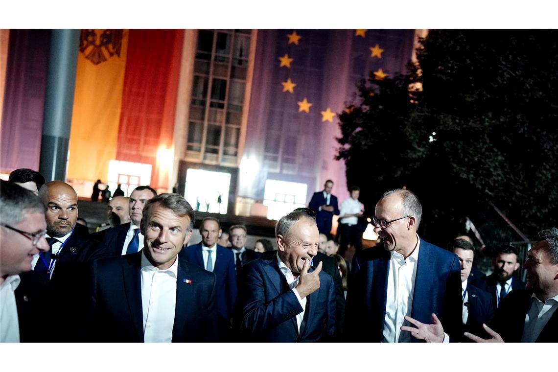Frankreichs Präsident Emmanuel Macron, Donald Tusk, Ministerpräsident von Polen, und Bundeskanzler Friedrich Merz  beim Unabhängigkeitsfest in Chisinau.