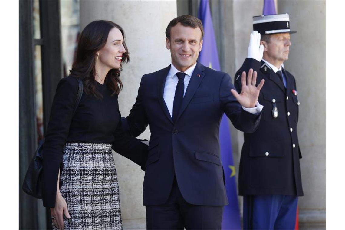 Frankreichs Präsident Emmanuel Macron empfängt die neuseeländische Premierministerin Jacinda Ardern vor dem Élysée-Palast zum „Christchurch-Gipfel“. Foto: Francois Mori/AP