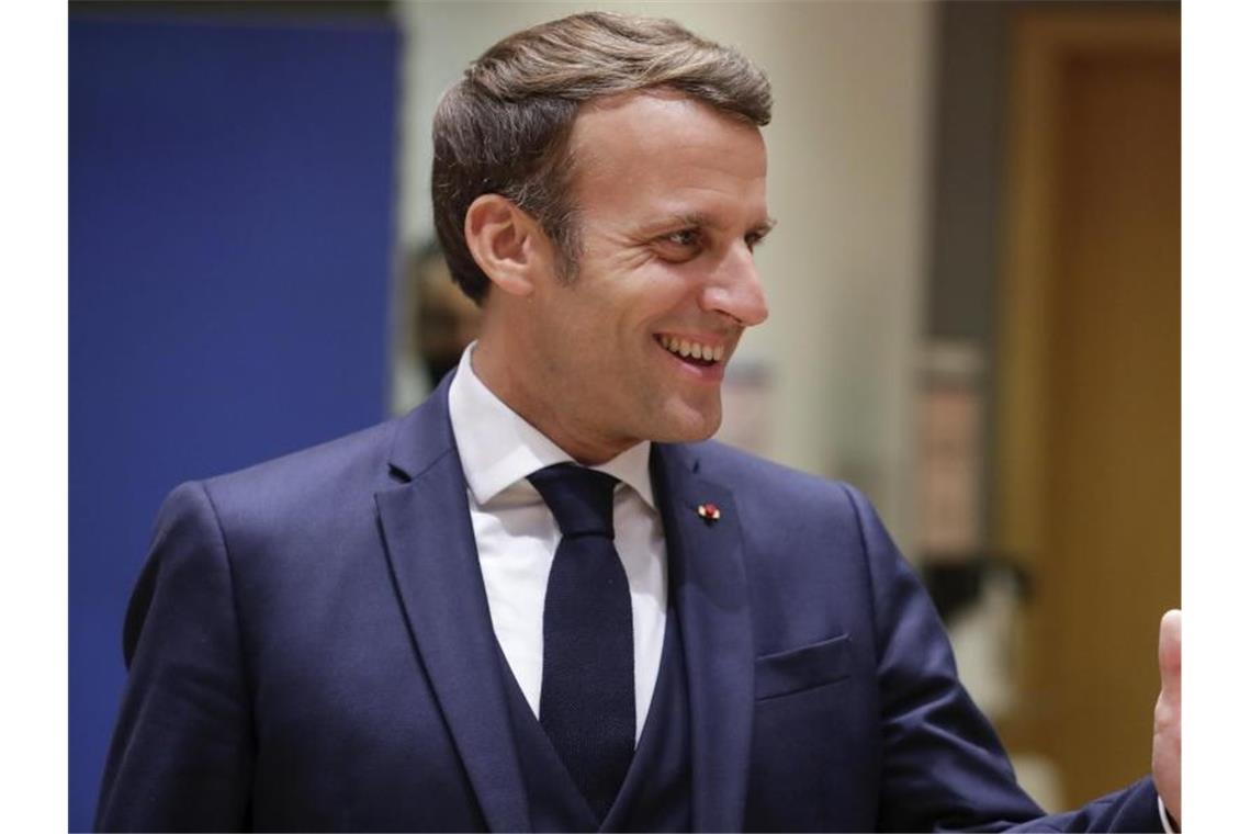 Frankreichs Präsident Emmanuel Macron freut sich über die Einigung. Foto: Stephanie Lecocq/EPA Pool/AP/dpa