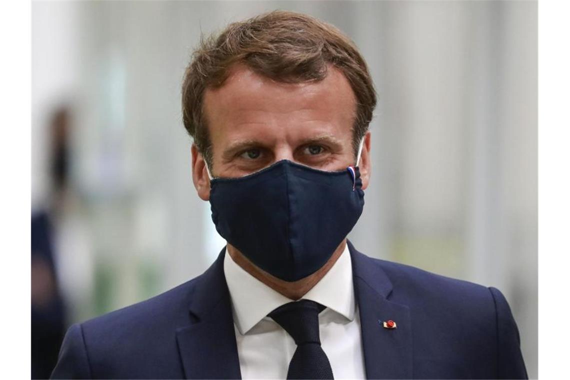 Frankreichs Präsident Emmanuel Macron hat sich in einer Fernsehansprache an das Land gewandt. Foto: Ludovic Marin/POOL AFP/dpa