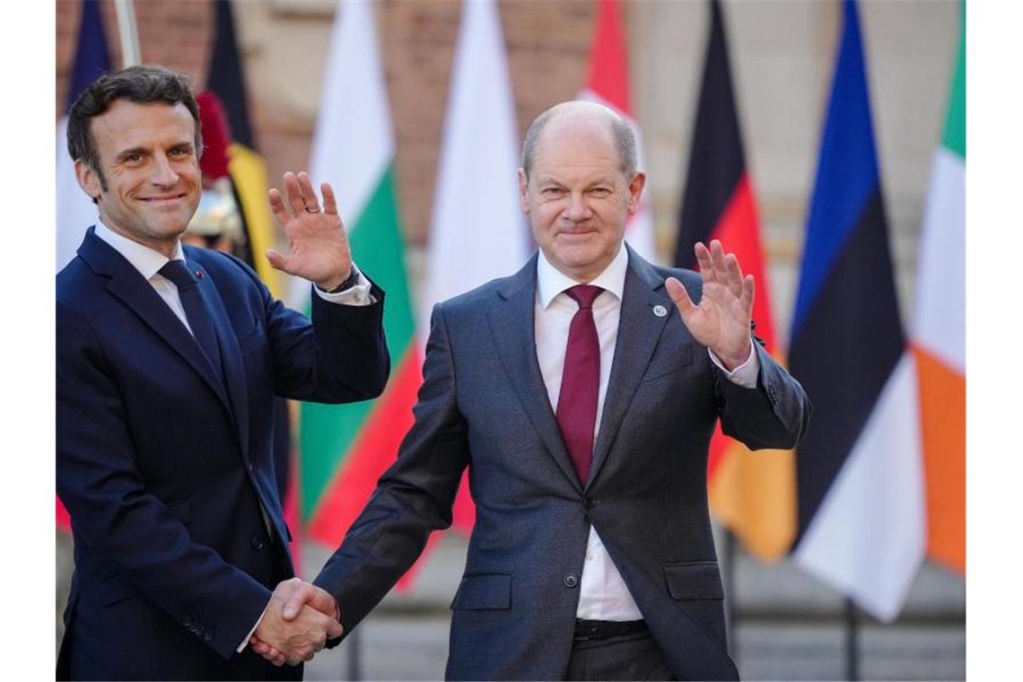Frankreichs Präsident Emmanuel Macron (l) empfängt Bundeskanzler Olaf Scholz (SPD) am Schloss in Versailles. Foto: Kay Nietfeld/dpa