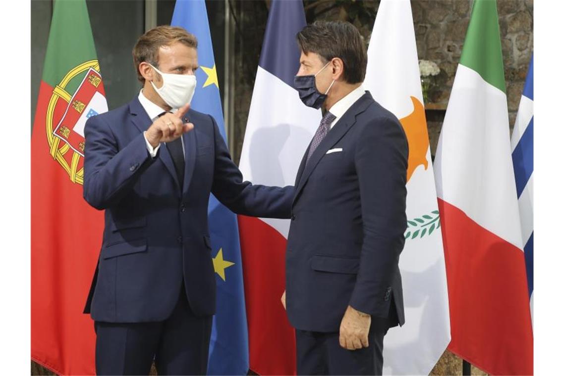 Frankreichs Präsident Emmanuel Macron (l) und Italiens Ministerpräsident Giuseppe Conte fordern die Türkei zum Kurswechsel auf. Foto: Ludovic Marin/AFP POOL/AP/dpa