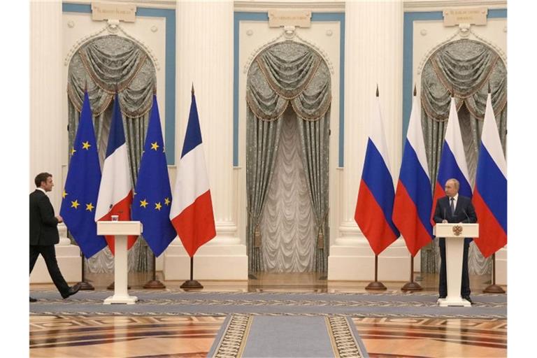 Frankreichs Präsident Emmanuel Macron (l) reiste zu einem Treffen mit seinem russischen Kollegen Wladimir Putin nach Moskau. Foto: Thibault Camus/Pool AP/dpa