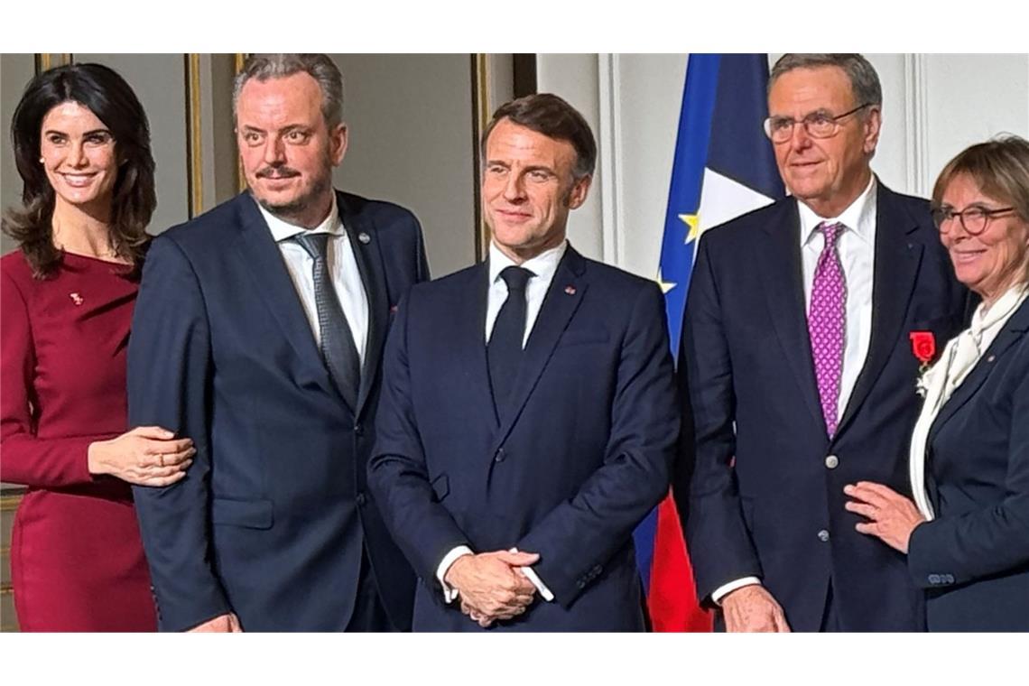 Europa-Park-Gründer Mack erhält französische Ehrenlegion Frankreichs Präsident Emmanuel Macron (Mitte) hat die Ehrenlegion an Roland Mack (Zweiter von rechts, mit Ehefrau Marianne) sowie Michael Mack (links, mit Ehefrau Miriam) verliehen.